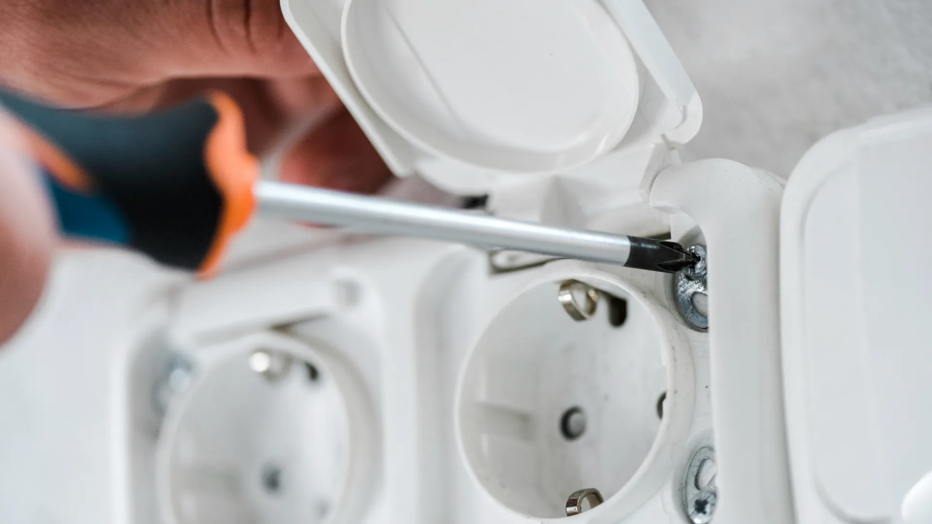 Électricien professionnel en intervention à Paris